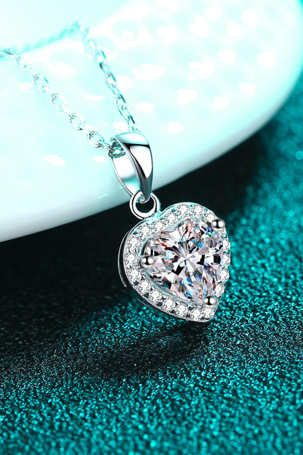 Elegant 1 Carat Moissanite Heart Pendant Chain Necklace